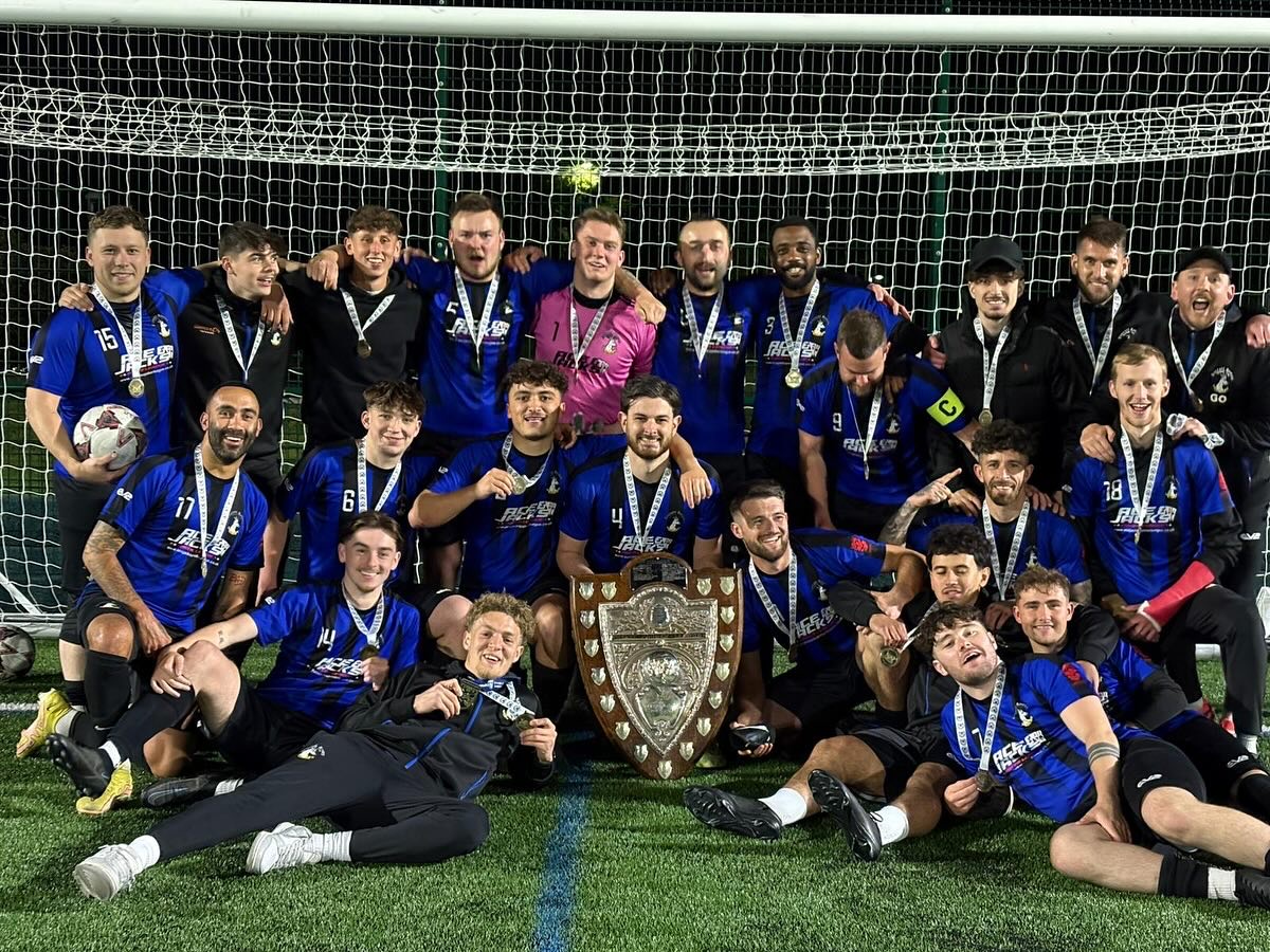 Everett Rovers squad with the league shield